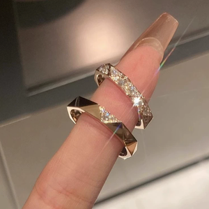 Anillo Geométrico Chapado en Oro Rosa con Circonitas Cúbicas, Corte Triangular Facetado, Banda Semi-Pavé, Apilable, Joyería para Parejas - Product Image 2