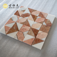 Mosaïque de carreaux en marbre blanc Calacatta, mélange de marbre rouge rose et de travertin rose