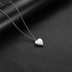 Colgante de Corazón Vintage con Alas de Ángel Grabadas para Hombre y Mujer, Regalo Romántico, Diseño Atemporal |   Impermeable e Hipoalergénico - Product Image 2