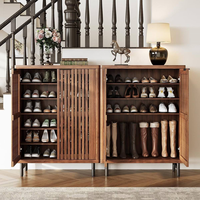 Meuble à chaussures sur mesure en bois rétro avec portes à lattes, grand rangement, étagère haute pour entrée de couloir