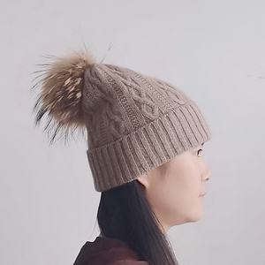 Chapeaux tricotés en <span class=keywords><strong>cachemire</strong></span> doux pour l'hiver, extensibles, épais et chauds, unisexe, mode, avec large revers et <span class=keywords><strong>pompon</strong></span> en vraie fourrure, personnalisables, vente en gros - Product Image 3