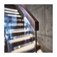 Escaliers flottants en acier A3 invisibles 300*12mm avec marches en bois et contrôleur de lumière