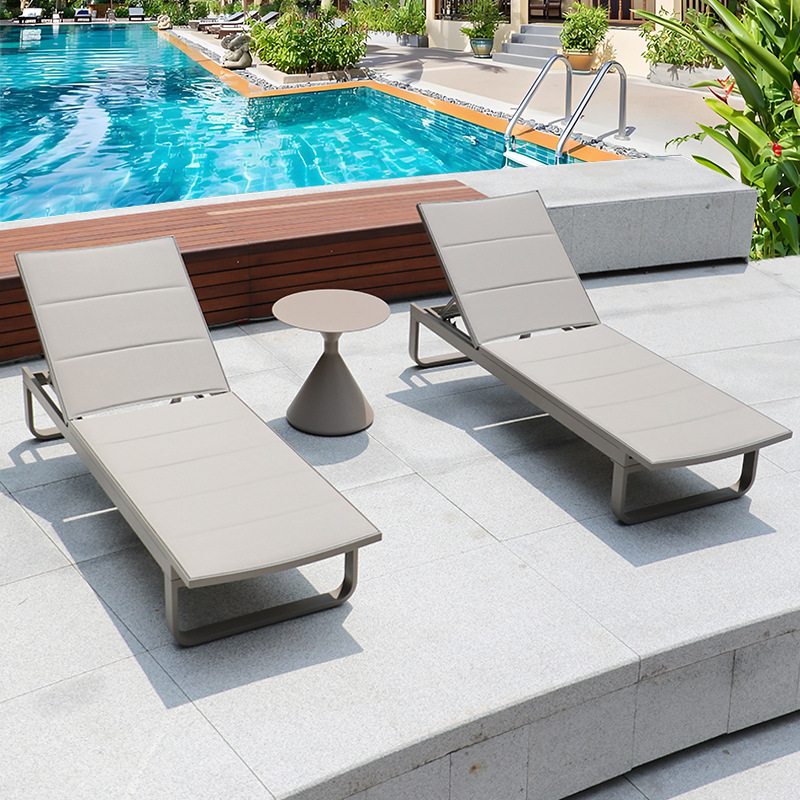 2 letti sdraiati + tavolino a clessidra