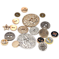 Kancing Kustom 2 Lubang Berlapis Emas dari Paduan Seng 10mm dengan Dekorasi Rhinestone Pola Bintang Hati Ramah Lingkungan untuk Kemeja Pakaian.