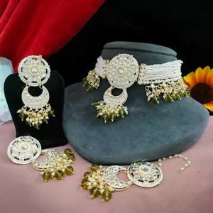 Collier ras du cou Kundan royal et ensemble Maang Tikka bijoux de travail en perles gracieuses pour femmes idéal pour les mariages, les occasions spéciales - Product Image 1