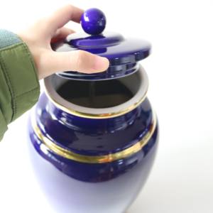 白と青の釉薬をかけた陶器の骨壺、ゴールドのトリムが付いたクラシックな記念火葬葬儀用骨壺、密閉蓋付き - Product Image 4