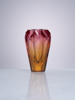 Vase en verre géométrique angulaire avec intérieur cannelé vertical, objet d'art en cristal lourd rose pour l'affichage moderne en bureau ou en salle d'exposition