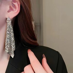 Nuevo 2024 moda mujer plata aguja triángulo lentejuelas Irregular exagerado una pieza estilo Metal pendientes - Product Image 2