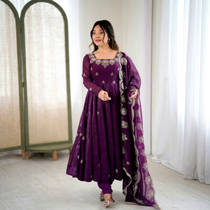 Costume Anarkali traditionnel pour femmes, couleur violette, avec dupatta brodé, coupe ample, longueur au sol, tenue de mariage, style Inde Pakistan - Product Image 1