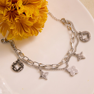 Pulsera de Acero de Titanio con Trébol de Cuatro Hojas Hueco, Estilo Lujo Ligero, para Mujer, de Alta Gama, Inoxidable y Prismática - Product Image 4