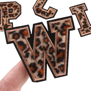 Patchs thermocollants en chenille imprimé léopard 3D avec sequins, broderie de lettres anglaises de 6 cm pour chapeaux et sacs - Vente en gros - Product Image 1