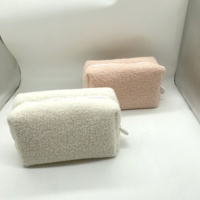 Sac de beauté en fausse fourrure tendance, pochette à maquillage portable personnalisée avec fermeture éclair, sac cosmétique en peluche avec poignée en cuir – Vente chaude