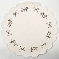 Napperons festifs à bords festonnés avec nœuds en houx brodés dorés, résistants à la chaleur, antidérapants et lavables pour les fêtes de Noël