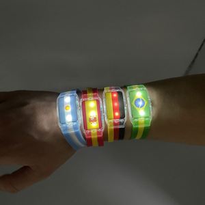 Bracelets en silicone lumineux à LED avec logo personnalisé, bracelets à breloques clignotants pour les fêtes et les concerts - Product Image 1