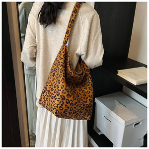 Bolso de hombro con estampado de leopardo de estilo europeo y americano, estampado personalizado, súper llamativo al salir - Product Image 5