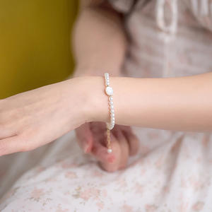 Pulsera de Concha de Mariposa Blanca de Zhuji con Perla de Agua Dulce y Diseño en Capas, Colgantes y Dijes de Moda Populares en Xiaohongshu - Product Image 2