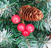 Decoraciones automáticas para árboles de Navidad de estilo nórdico, fruta roja blanca con conos de pino, flores artificiales en diseño navideño mixto - Product Image 3