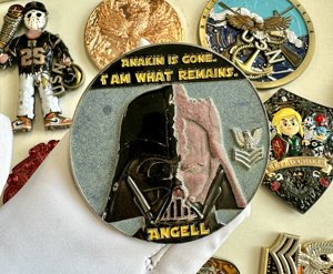 Moneda de desafío de metal esmaltada con doble temática de Wednesday Addams y <span class=keywords><strong>Beetlejuice</strong></span>, recuerdo decorativo de película de Halloween - Product Image 5