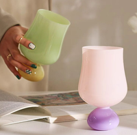 Verres à vin en forme de tulipe dans des couleurs macaron