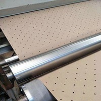 Precio de fábrica barato Kraft perforado Underlay papel círculo y triángulo agujero papel especial para ropa para fábricas de prendas de vestir