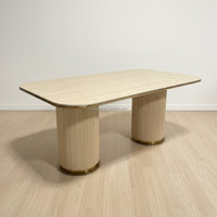 Table à manger de style nordique moderne, de qualité supérieure, avec plateau en pierre de travertin, pieds en bois de frêne et acier inoxydable brossé doré