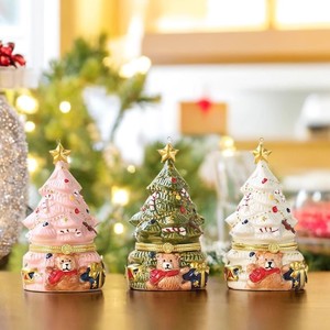 Luxuriöse Duftkerze aus Keramik in Form eines Weihnachtsbäumes mit Bärenmotiv, Britische Birne und Zeder, als Weihnachtsdekoration für Zuhause, in Geschenkbox - Product Image 1