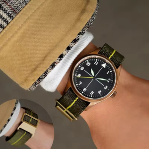 นาฬิกาข้อมือผู้ชายแบบอัตโนมัติ รุ่นนักบิน กระจกแซฟไฟร์ ตัวเรือนทองสัมฤทธิ์ กันน้ำ 20atm ระบบกลไก NH35 สไตล์วินเทจ <span class=keywords><strong>ราคา</strong></span>โรงงานขายส่ง รับผลิตตามสั่ง - Product Image 3