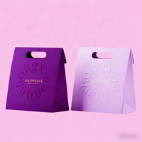 Sacs en papier de luxe écologiques roses tendance |   Logo en relief, poignées découpées pour le shopping, le maquillage et la vente au détail