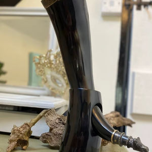 Corne à boire viking naturelle avec support en corne, brute avec bordure en laiton sur le dessus, pour boire à l'état brut, au prix le plus bas - Product Image 1