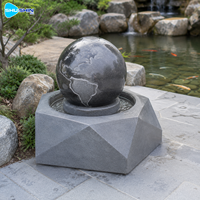 Fontaine sphérique de luxe en marbre noir, sculpture d'extérieur, décoration paysagère de jardin, œuvre d'art en pierre sur mesure pour villa