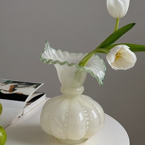 <span class=keywords><strong>Vaso</strong></span> <span class=keywords><strong>in</strong></span> Vetro Vintage con Bordo Ondulato Bianco e Finitura Verde a Forma <span class=keywords><strong>di</strong></span> <span class=keywords><strong>Zucca</strong></span> per <span class=keywords><strong>Fiori</strong></span> - Product Image 2