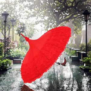 Parapluie de mariage LOTUS moderne à 16 baleines, en dentelle rouge romantique, forme pagode, diamètre ouvert 105 cm, poignée en plastique, structure en métal noir - Product Image 3
