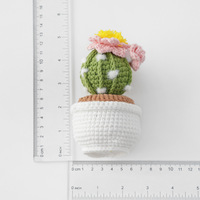 Set Tanaman Kaktus Rajutan Tangan 4 Buah Saguaro Berlekuk Beragam Warna Dengan Bunga Putih Merah Muda Pot Putih Dekorasi Meja