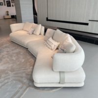 Canapé modulaire incurvé en tissu bouclé de luxe avec détails à sangles, canapé d'angle à profil bas pour salon et maison