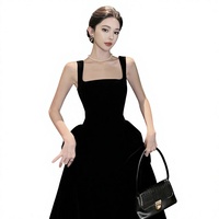 Robe noire élégante à col carré style rétro Hepburn, coupe trapèze, inspirée de la haute couture française, idéale pour l'hiver