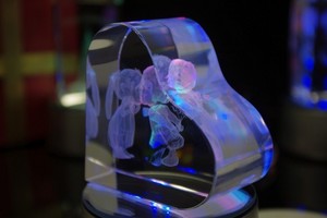 MH-FT0021 kristal düğün hediyeleri kalp şeklinde 3d lazer kazınmış kristal cam küp ile Led ışık