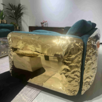 Canapé en cuir mat de style moderne et luxueux italien pour villa, canapé luxueux avec structure en laiton, canapé créatif