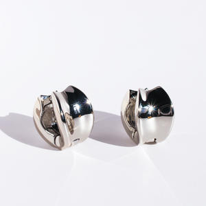 Pendientes exagerados de textura de superficie curva de estilo de metal de moda versión gruesa de la joyería de hebilla de oreja de lado ancho - Product Image 5