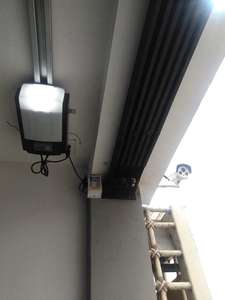 Ouvre-<span class=keywords><strong>porte</strong></span> de <span class=keywords><strong>garage</strong></span> intelligent WiFi au design moderne 600N avec télécommande et détection d'obstacles pour portes sectionnelles et basculantes en métal - Product Image 5