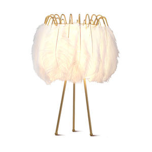 Lámpara de mesa de <span class=keywords><strong>plumas</strong></span> de lado de <span class=keywords><strong>cama</strong></span> decorativa de lujo para dormitorio de estilo nórdico europeo para sala de estar - Product Image 3