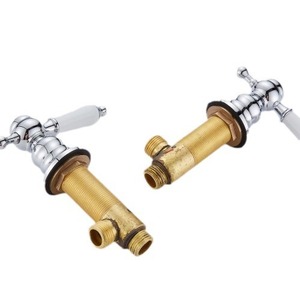 Robinet de baignoire vertical à 3 poignées en laiton chromé, 5 pièces, 5 trous, type split, design moderne, montage sur pont, avec douchette à main en cuivre - Product Image 4