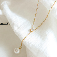 Collier ras du cou tendance en acier inoxydable plaqué or 18 carats avec pampille, imitation perle et zircon cubique pour femme