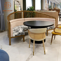 Table ronde moderne en pierre noire avec plateau en bois, banquette incurvée rembourrée, table et chaise de café-restaurant, meubles de salon