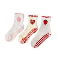 Op maat gemaakte verticale gestreepte fruitborduurwerk schattige geruite Sakura hart antislip pilates sokken