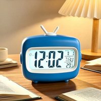 Retro TV-Wecker Tischuhr Plastik Trendiger Niedlicher Visueller Elektronischer Countdown-Timer Leuchtende Anzeige Kalender Wochentagsanzeige