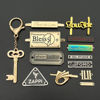 Étiquettes métalliques personnalisées de haute qualité pour vêtements et étiquettes décoratives pour sacs avec logo en relief 3D, lavables, forme rectangulaire/en rouleau