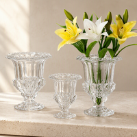 Vase à fleurs en verre sur piédestal en forme de gobelet avec texture décorative en relief pour la décoration de table de mariage ou de la maison, vente en gros