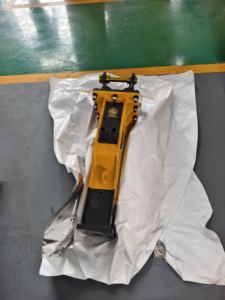 Martillo hidráulico SOOSAN SB30 tipo caja silencioso para demolición de rocas duras, para miniexcavadoras y cargadoras compactas Bobcat. - Product Image 4