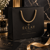 Sac cadeau en papier kraft écologique de luxe, recyclable, avec logo en feuille d'or et poignée en corde de coton pour un emballage haut de gamme