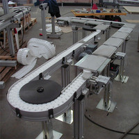 Convoyeur à chaîne flexible en acier inoxydable avec chaîne en POM pour un transfert fluide des produits dans les lignes de production alimentaire et de boissons